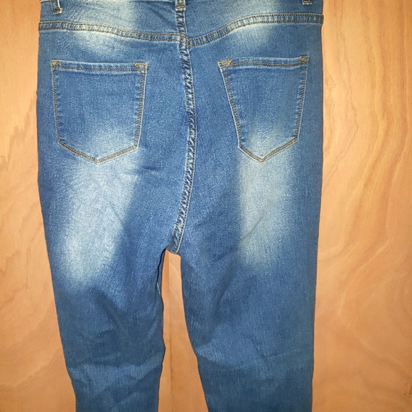 FASHION NOVA DISTRESSED JEANS - Picture 2 of 3